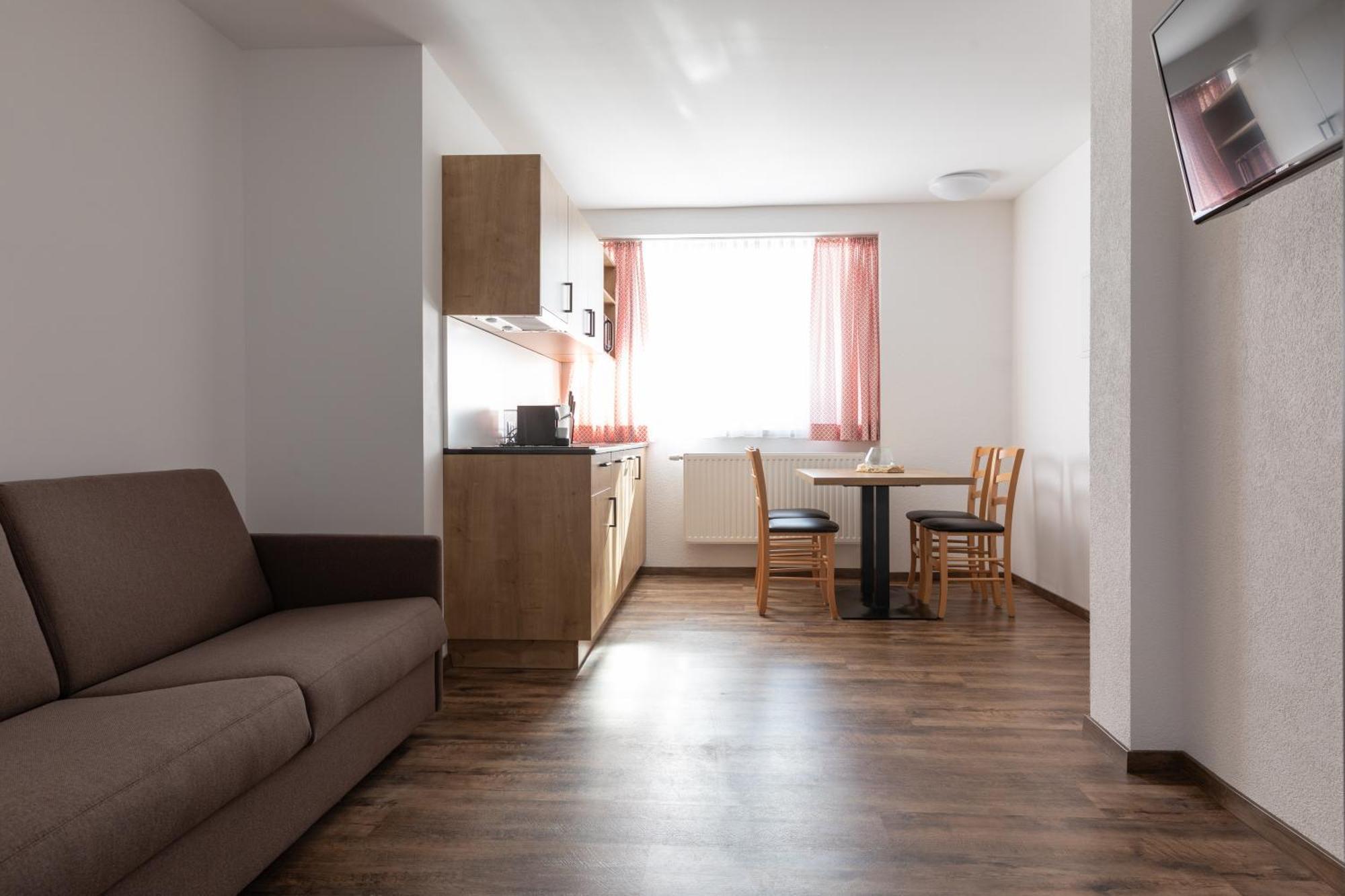 イェルツェンス Pitztal Livingアパートホテル エクステリア 写真