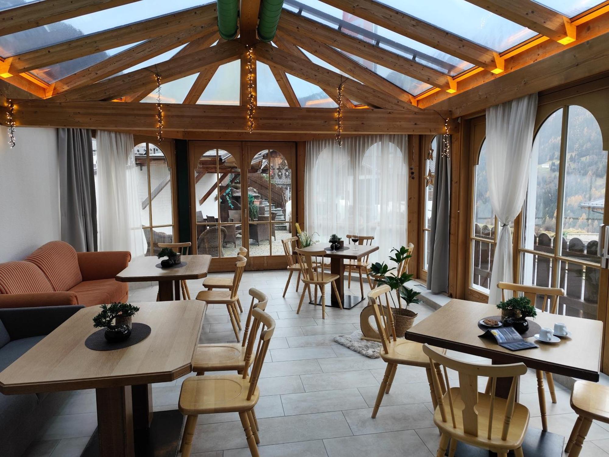 イェルツェンス Pitztal Livingアパートホテル エクステリア 写真