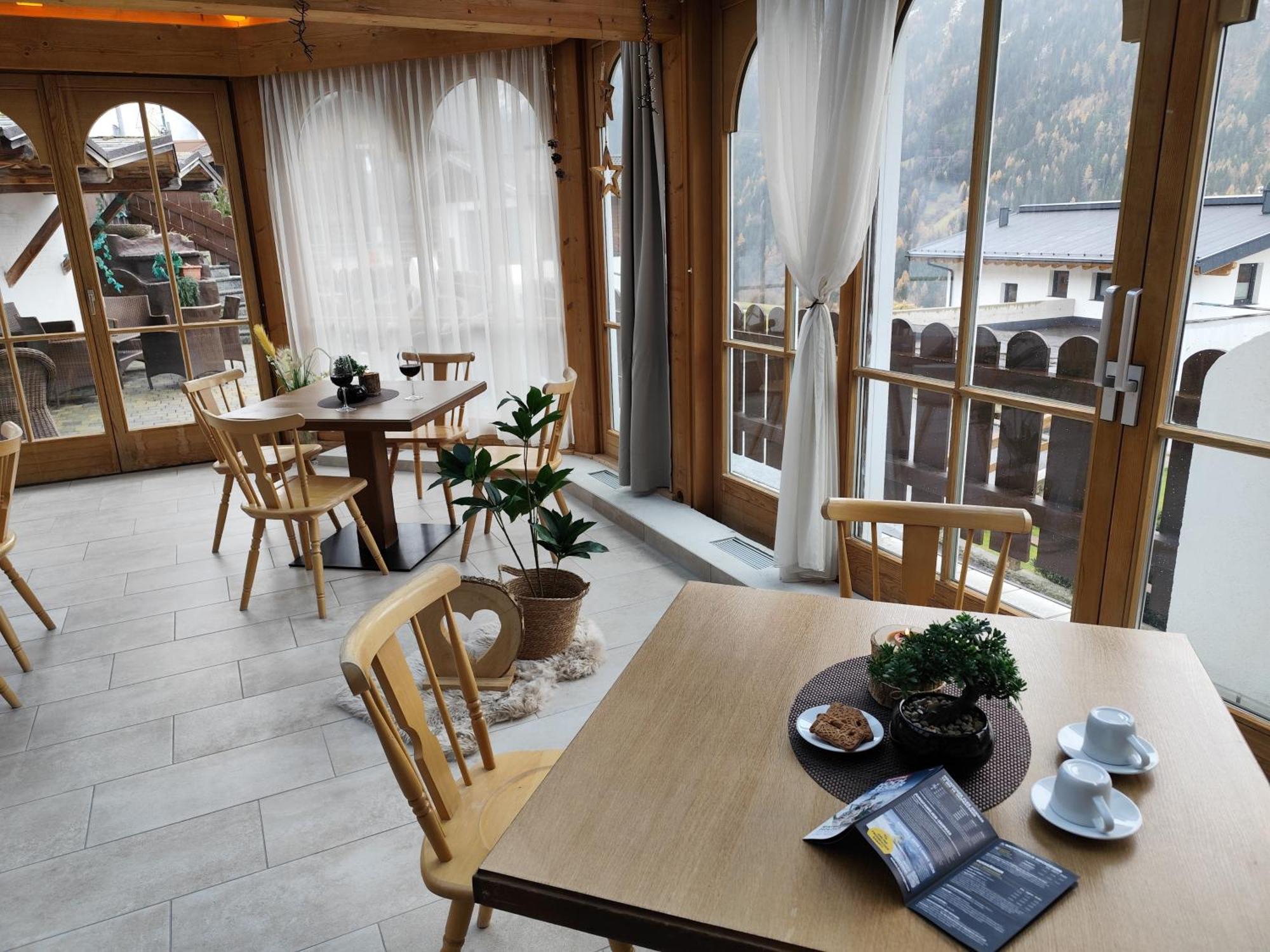 イェルツェンス Pitztal Livingアパートホテル エクステリア 写真